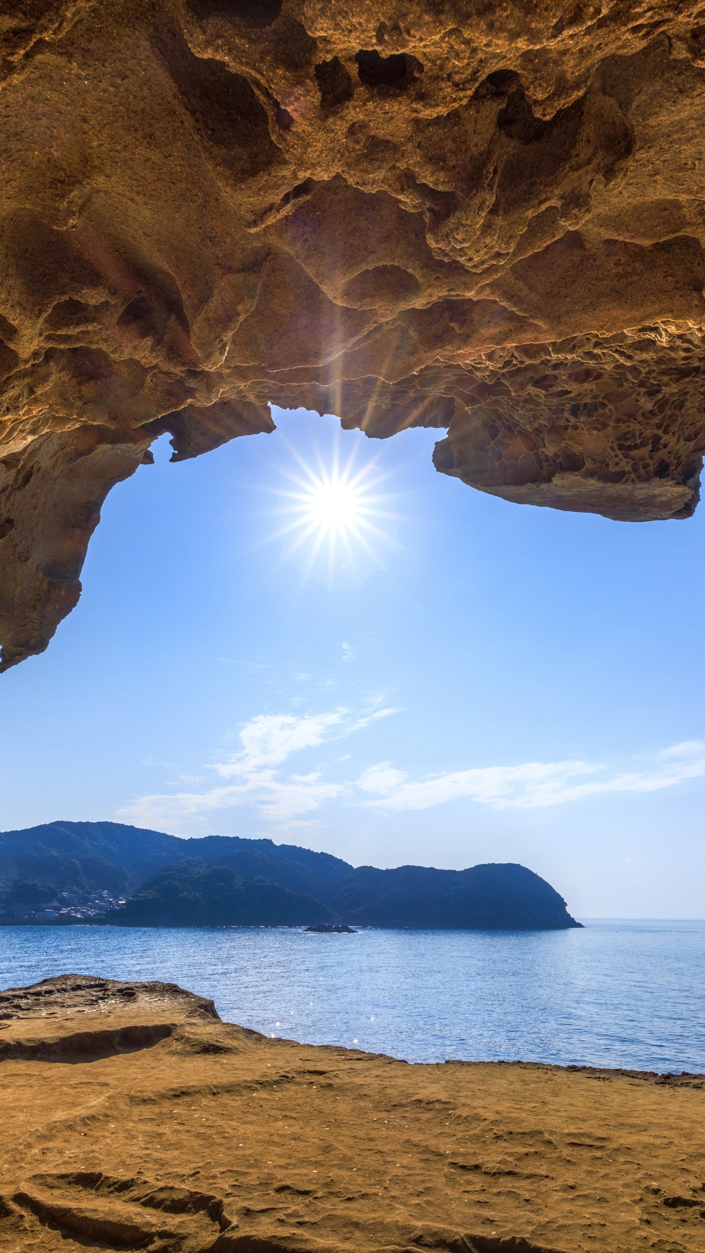 鬼の口から太陽を眺めるような絶景(三重県熊野市・鬼ヶ城)