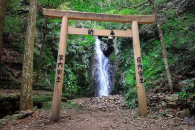 白滝の前に建つ鳥居（三重県南伊勢町・押渕白滝）