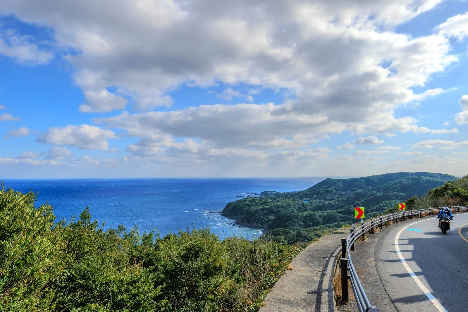 無料壁紙 バイクが走るカーブ。PCとデスクトップ壁紙に最適な4K高画質の無料壁紙。三重県鳥羽市のパールロードで撮影したフリー写真素材