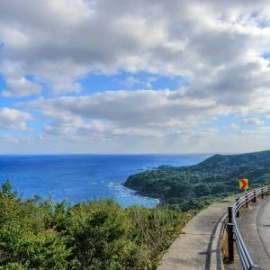 無料壁紙 バイクが走るカーブ。PCとデスクトップ壁紙に最適な4K高画質の無料壁紙。三重県鳥羽市のパールロードで撮影したフリー写真素材