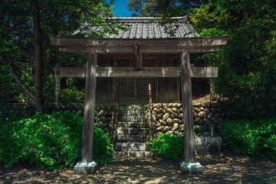 無料壁紙 坂本農村公園にある鳥居。PCとデスクトップ壁紙に最適な4K高画質の無料壁紙。三重県亀山市の坂本の棚田で撮影したフリー写真素材