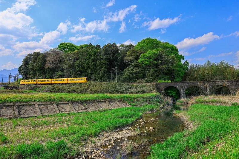 無料壁紙 めがね橋周辺を走るイエロー車両。PCとデスクトップ壁紙に最適な4K高画質の無料壁紙。三重県鉄道の三岐鉄道北勢線で撮影したフリー写真素材
