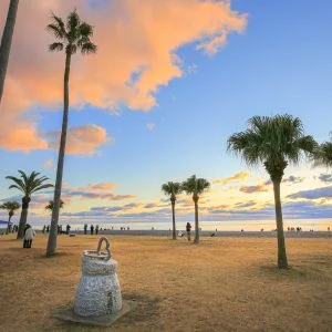 無料壁紙 日の出が出る瞬間。PCとデスクトップ壁紙に最適な4K高画質の無料壁紙。三重県御浜町の七里御浜ふれあいビーチで撮影したフリー写真素材