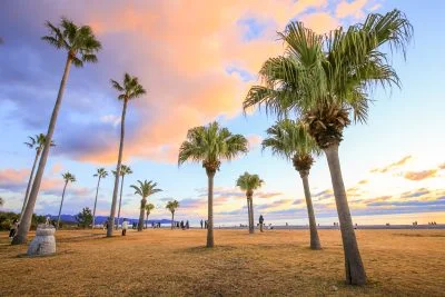 無料壁紙 朝焼けの公園。PCとデスクトップ壁紙に最適な4K高画質の無料壁紙。三重県御浜町の七里御浜ふれあいビーチで撮影したフリー写真素材