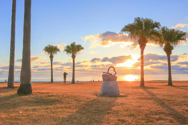 無料壁紙 初日の出を見物する人。PCとデスクトップ壁紙に最適な4K高画質の無料壁紙。三重県御浜町の七里御浜ふれあいビーチで撮影したフリー写真素材