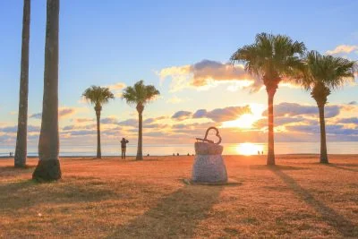 無料壁紙 初日の出を見物する人。PCとデスクトップ壁紙に最適な4K高画質の無料壁紙。三重県御浜町の七里御浜ふれあいビーチで撮影したフリー写真素材