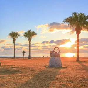 無料壁紙 初日の出を見物する人。PCとデスクトップ壁紙に最適な4K高画質の無料壁紙。三重県御浜町の七里御浜ふれあいビーチで撮影したフリー写真素材