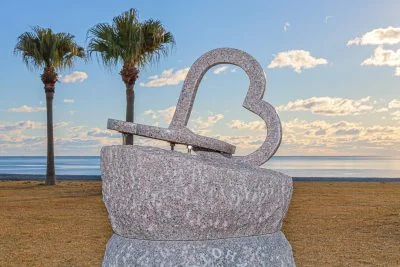 無料壁紙 ハートのモニュメント。PCとデスクトップ壁紙に最適な4K高画質の無料壁紙。三重県御浜町の七里御浜ふれあいビーチで撮影したフリー写真素材