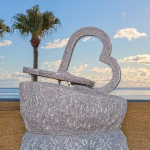 無料壁紙 ハートのモニュメント。PCとデスクトップ壁紙に最適な4K高画質の無料壁紙。三重県御浜町の七里御浜ふれあいビーチで撮影したフリー写真素材