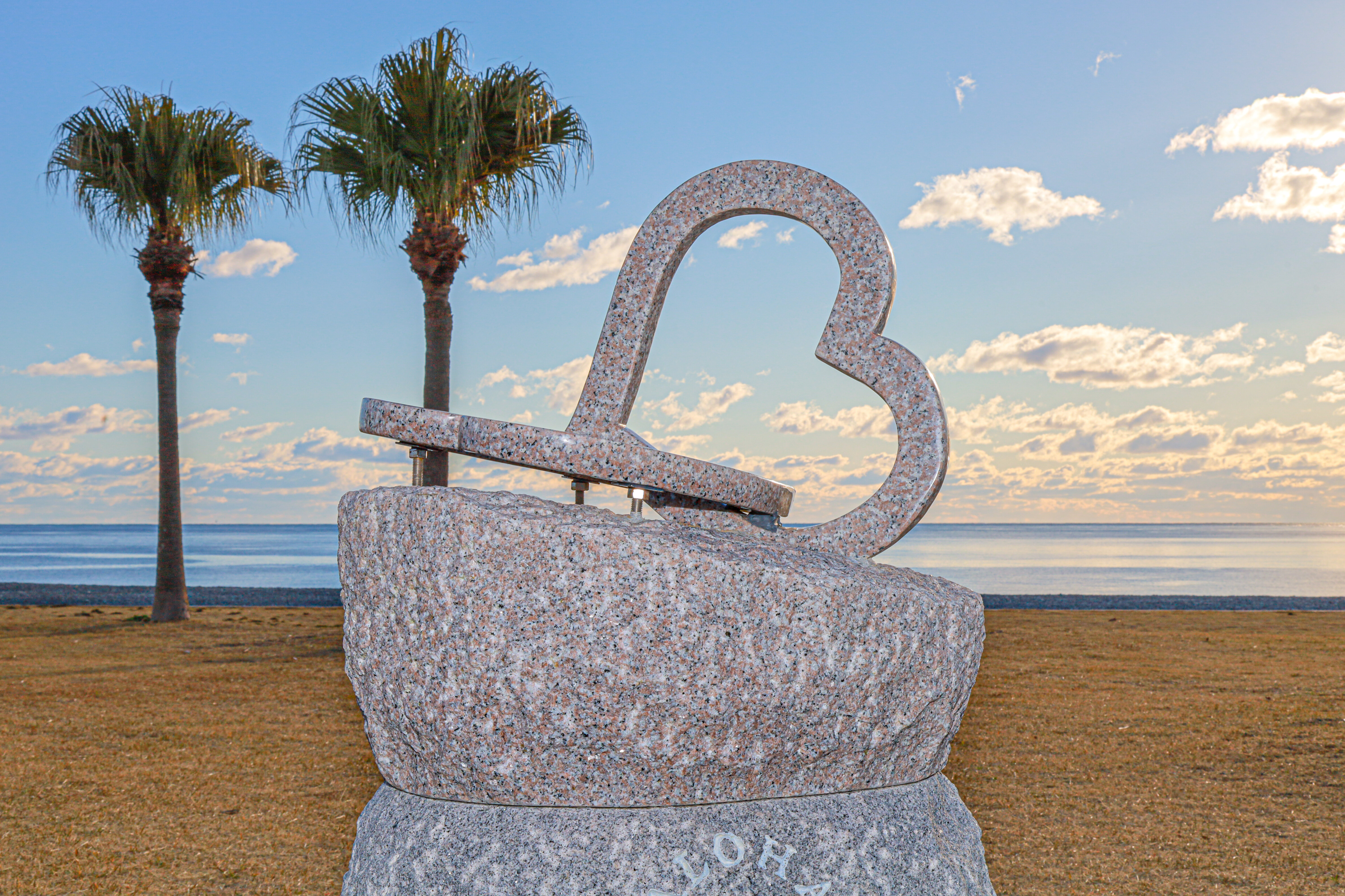 無料壁紙 ハートのモニュメント。PCとデスクトップ壁紙に最適な4K高画質の無料壁紙。三重県御浜町の七里御浜ふれあいビーチで撮影したフリー写真素材