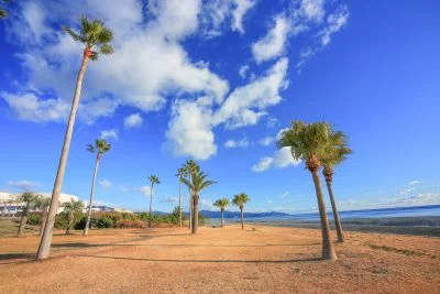 無料壁紙 冬の青空。PCとデスクトップ壁紙に最適な4K高画質の無料壁紙。三重県御浜町の七里御浜ふれあいビーチで撮影したフリー写真素材