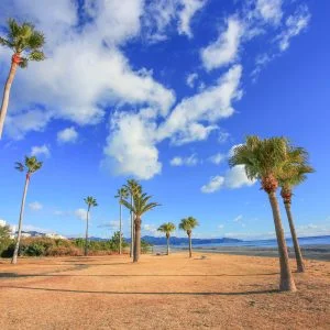 無料壁紙 冬の青空。PCとデスクトップ壁紙に最適な4K高画質の無料壁紙。三重県御浜町の七里御浜ふれあいビーチで撮影したフリー写真素材