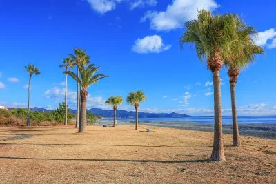 無料壁紙 冬シーズンの静かな朝。PCとデスクトップ壁紙に最適な4K高画質の無料壁紙。三重県御浜町の七里御浜ふれあいビーチで撮影したフリー写真素材