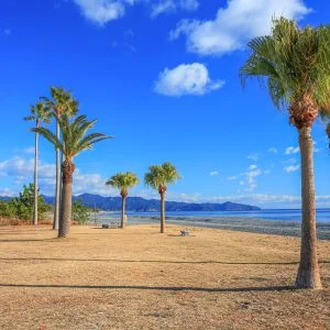 無料壁紙 冬シーズンの静かな朝。PCとデスクトップ壁紙に最適な4K高画質の無料壁紙。三重県御浜町の七里御浜ふれあいビーチで撮影したフリー写真素材