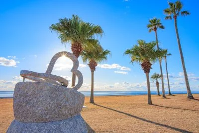 無料壁紙 ハートのモニュメントと青空。PCとデスクトップ壁紙に最適な4K高画質の無料壁紙。三重県御浜町の七里御浜ふれあいビーチで撮影したフリー写真素材