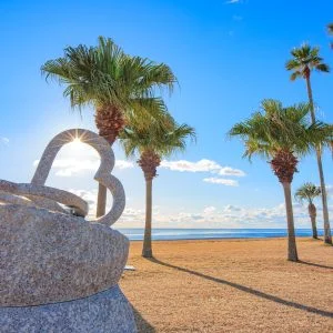 無料壁紙 ハートのモニュメントと青空。PCとデスクトップ壁紙に最適な4K高画質の無料壁紙。三重県御浜町の七里御浜ふれあいビーチで撮影したフリー写真素材