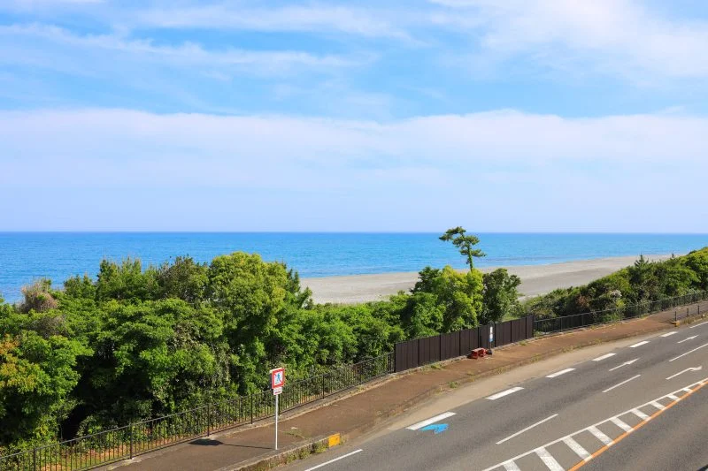 無料壁紙 歩道橋からの眺め。PCとデスクトップ壁紙に最適な4K高画質の無料壁紙。三重県御浜町の七里御浜ふれあいビーチで撮影したフリー写真素材