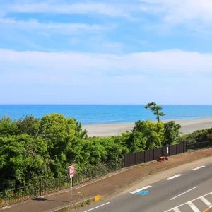 無料壁紙 歩道橋からの眺め。PCとデスクトップ壁紙に最適な4K高画質の無料壁紙。三重県御浜町の七里御浜ふれあいビーチで撮影したフリー写真素材