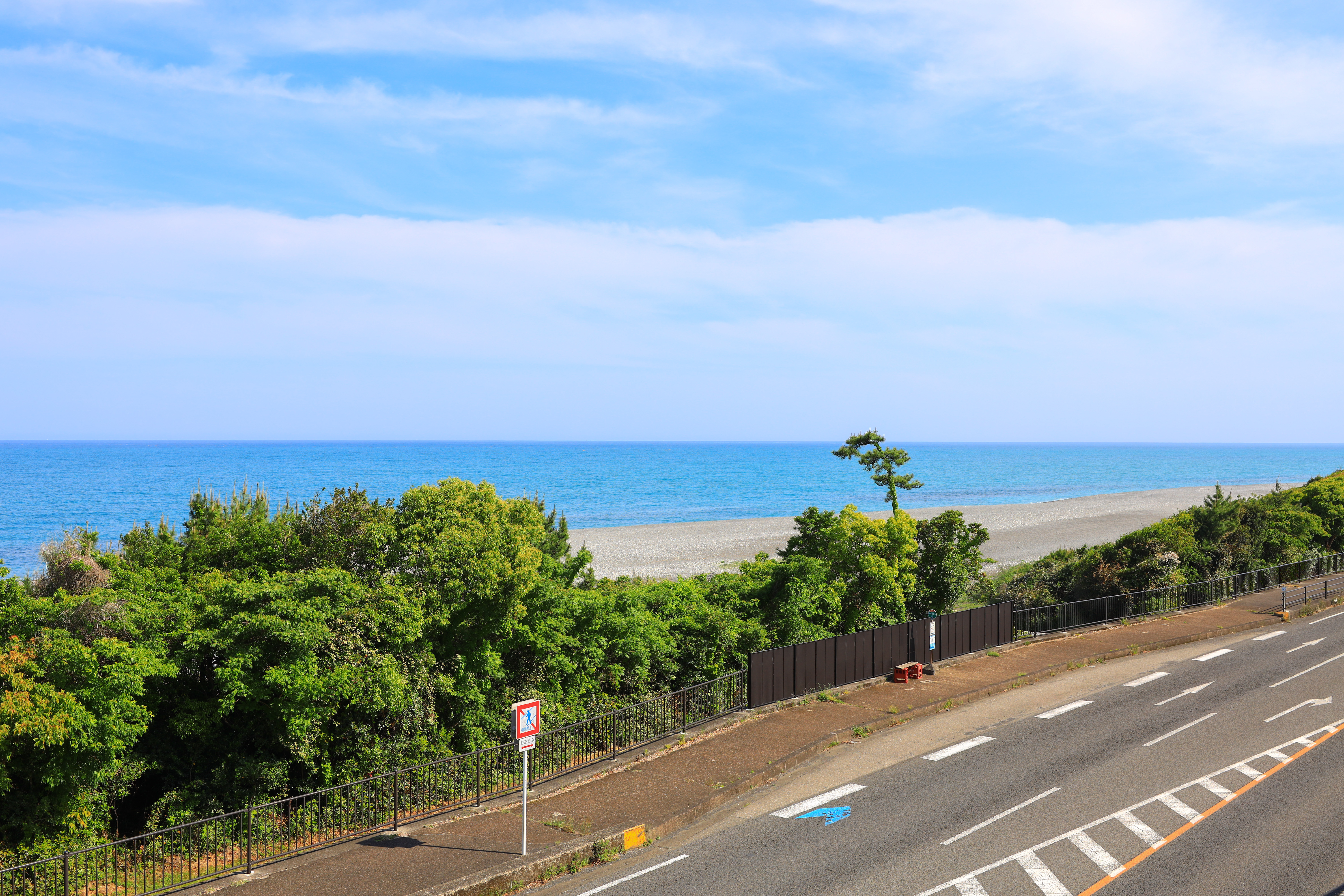 無料壁紙 歩道橋からの眺め。PCとデスクトップ壁紙に最適な4K高画質の無料壁紙。三重県御浜町の七里御浜ふれあいビーチで撮影したフリー写真素材