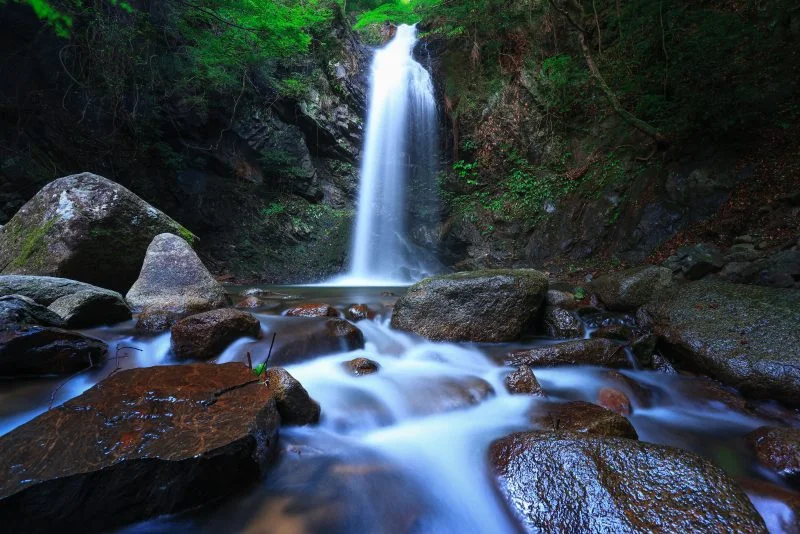 無料壁紙 ゴツゴツした岩と滝。PCとデスクトップ壁紙に最適な4K高画質の無料壁紙。三重県伊賀市の白藤滝で撮影したフリー写真素材