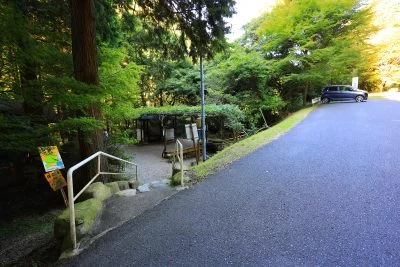 無料壁紙 貸切の駐車場と滝の入口。PCとデスクトップ壁紙に最適な4K高画質の無料壁紙。三重県伊賀市の白藤滝で撮影したフリー写真素材