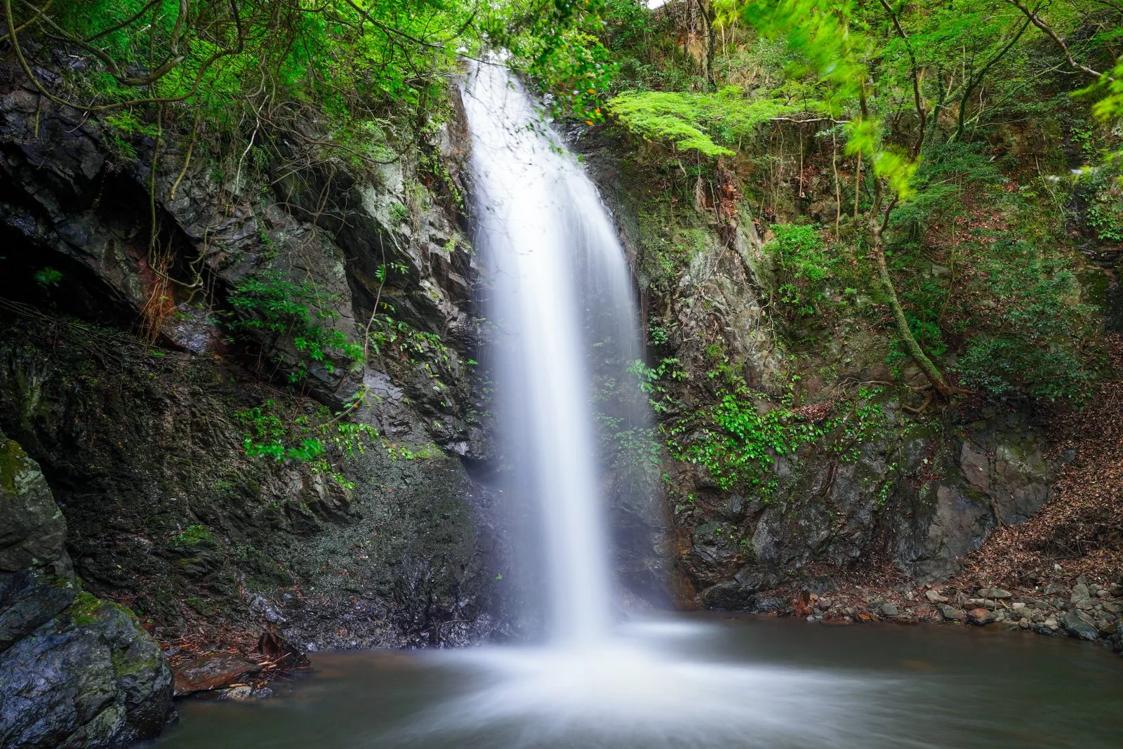 無料壁紙 水量が多いときの様子。PCとデスクトップ壁紙に最適な4K高画質の無料壁紙。三重県伊賀市の白藤滝で撮影したフリー写真素材