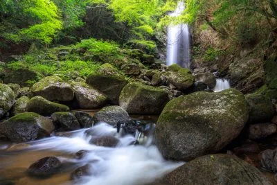 無料壁紙 美しい滝の清流。PCとデスクトップ壁紙に最適な4K高画質の無料壁紙。三重県伊賀市の白藤滝で撮影したフリー写真素材