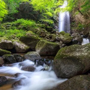 無料壁紙 美しい滝の清流。PCとデスクトップ壁紙に最適な4K高画質の無料壁紙。三重県伊賀市の白藤滝で撮影したフリー写真素材