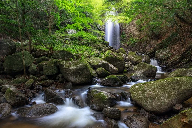 無料壁紙 岩の間を流れる滝の清流。PCとデスクトップ壁紙に最適な4K高画質の無料壁紙。三重県伊賀市の白藤滝で撮影したフリー写真素材