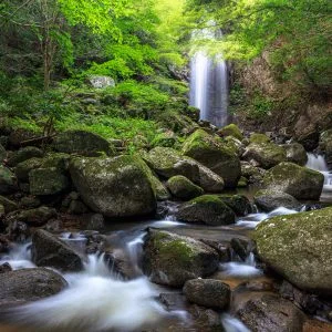 無料壁紙 岩の間を流れる滝の清流。PCとデスクトップ壁紙に最適な4K高画質の無料壁紙。三重県伊賀市の白藤滝で撮影したフリー写真素材