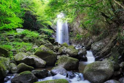 無料壁紙 赤い橋近くの岩場から滝を撮影。PCとデスクトップ壁紙に最適な4K高画質の無料壁紙。三重県伊賀市の白藤滝で撮影したフリー写真素材