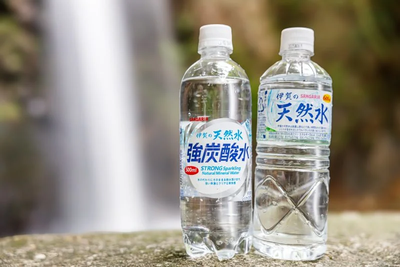 無料壁紙 伊賀の天然水強炭酸水のCMロケ地で伊賀の天然水と強炭酸水を撮ってみた。PCとデスクトップ壁紙に最適な4K高画質の無料壁紙。三重県伊賀市の白藤滝で撮影したフリー写真素材