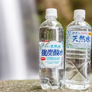 無料壁紙 伊賀の天然水強炭酸水のCMロケ地で伊賀の天然水と強炭酸水を撮ってみた。PCとデスクトップ壁紙に最適な4K高画質の無料壁紙。三重県伊賀市の白藤滝で撮影したフリー写真素材
