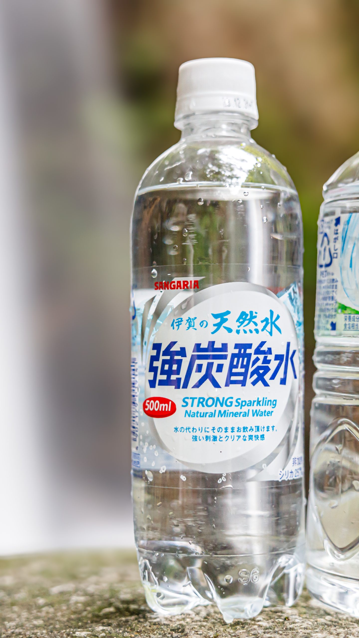 無料壁紙 伊賀の天然水強炭酸水のCMロケ地で伊賀の天然水と強炭酸水を撮ってみた。PCとデスクトップ壁紙に最適な4K高画質の無料壁紙。三重県伊賀市の白藤滝で撮影したフリー写真素材