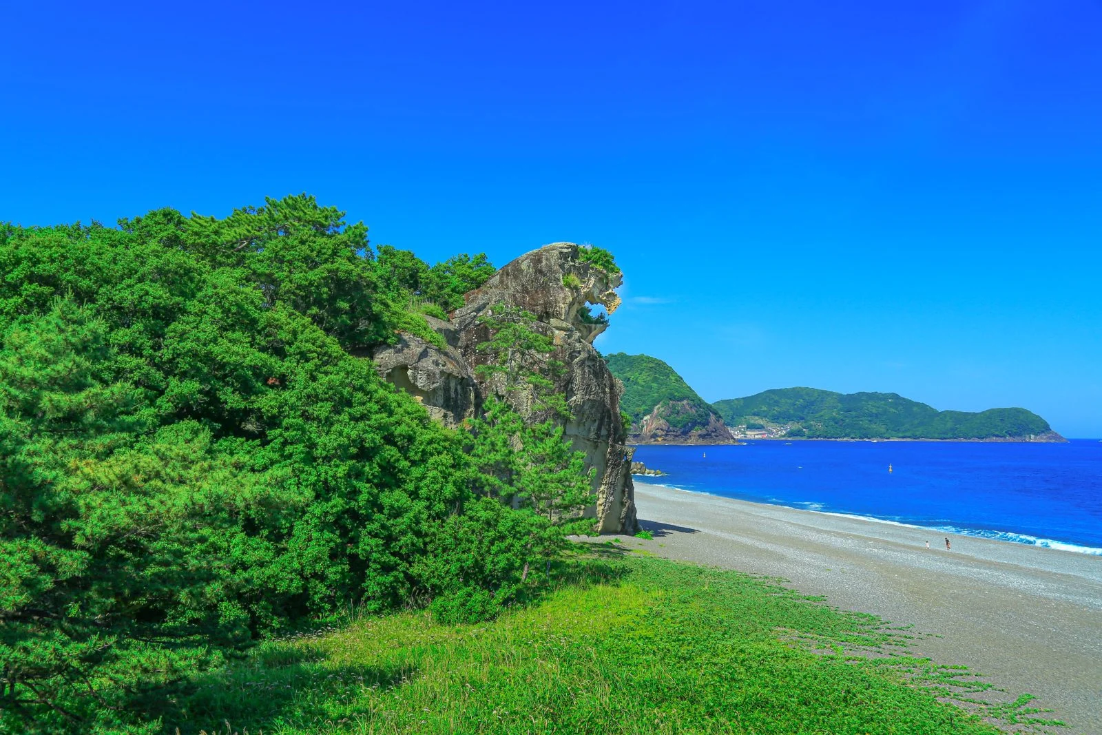 無料壁紙 獅子岩の全貌。PCとデスクトップ壁紙に最適な4K高画質の無料壁紙。三重県熊野市の獅子岩で撮影したフリー写真素材