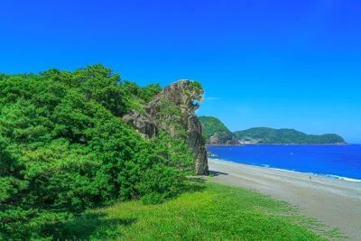 無料壁紙 獅子岩の全貌。PCとデスクトップ壁紙に最適な4K高画質の無料壁紙。三重県熊野市の獅子岩で撮影したフリー写真素材