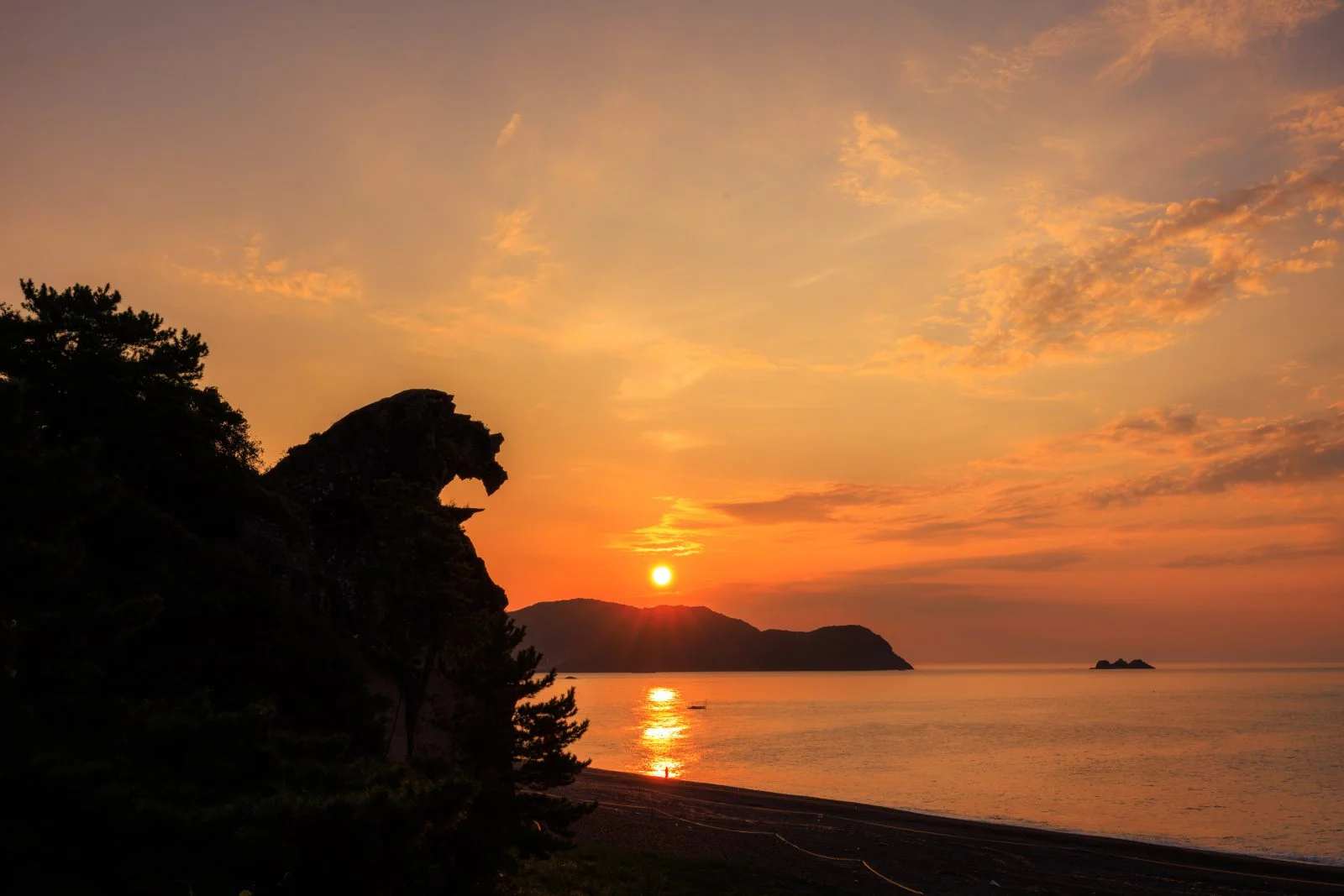 無料壁紙 太陽が昇る獅子岩と朝焼けの七里御浜。PCとデスクトップ壁紙に最適な4K高画質の無料壁紙。三重県熊野市の獅子岩で撮影したフリー写真素材