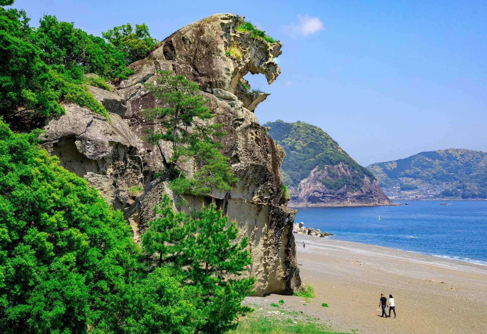 無料壁紙 新緑の獅子岩。PCとデスクトップ壁紙に最適な4K高画質の無料壁紙。三重県熊野市の獅子岩で撮影したフリー写真素材