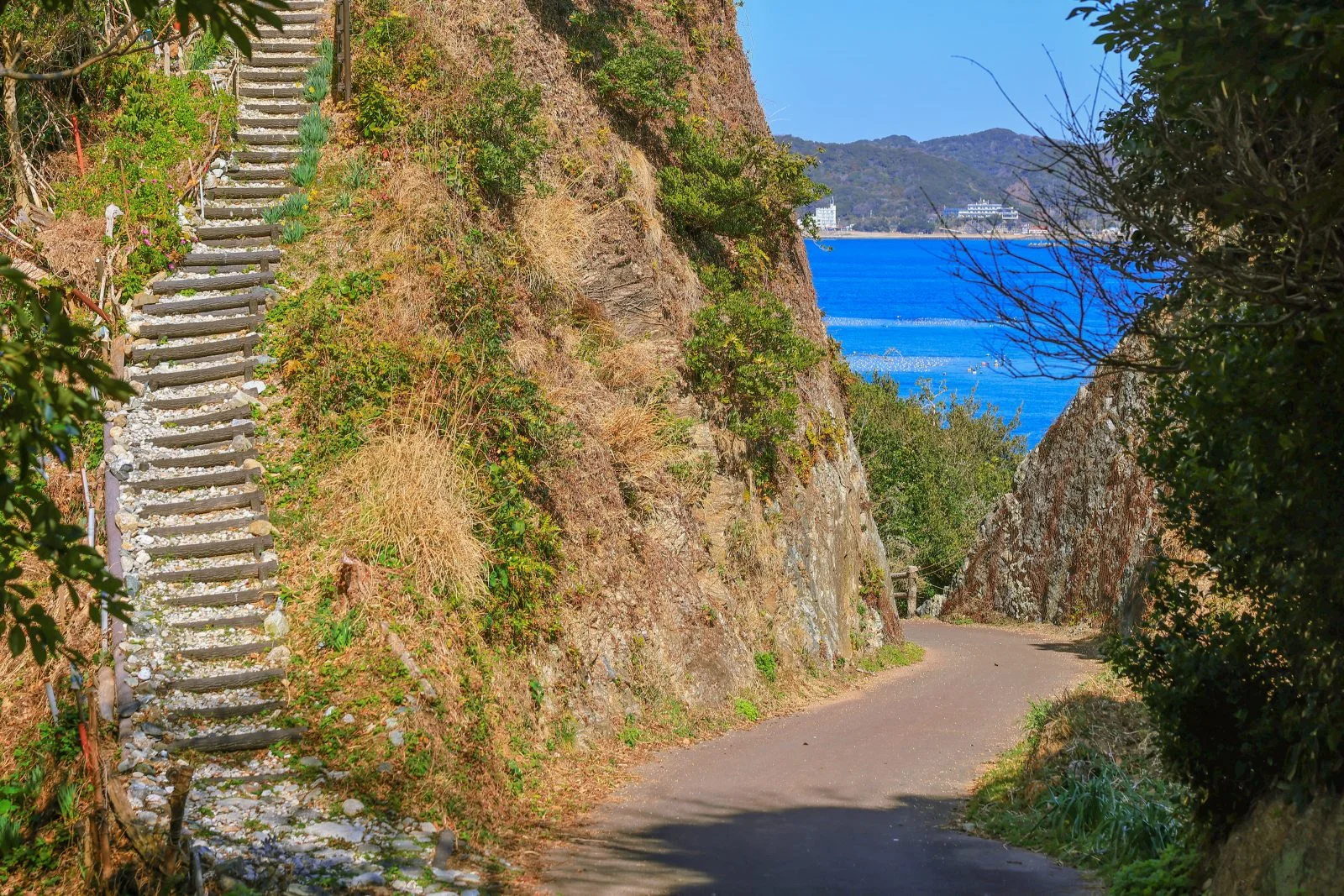 無料壁紙 しろんご街道。PCとデスクトップ壁紙に最適な4K高画質の無料壁紙。三重県鳥羽市の菅島で撮影したフリー写真素材