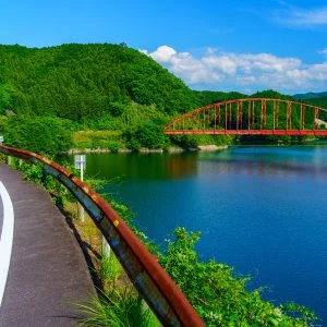 無料壁紙 道沿いから眺める弁天橋。PCとデスクトップ壁紙に最適な4K高画質の無料壁紙。三重県名張市の青蓮寺湖で撮影したフリー写真素材