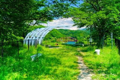 無料壁紙 青蓮寺ダム展望台の広場。PCとデスクトップ壁紙に最適な4K高画質の無料壁紙。三重県名張市の青蓮寺湖で撮影したフリー写真素材