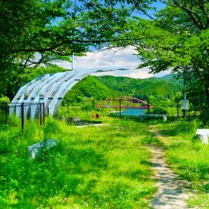 無料壁紙 青蓮寺ダム展望台の広場。PCとデスクトップ壁紙に最適な4K高画質の無料壁紙。三重県名張市の青蓮寺湖で撮影したフリー写真素材