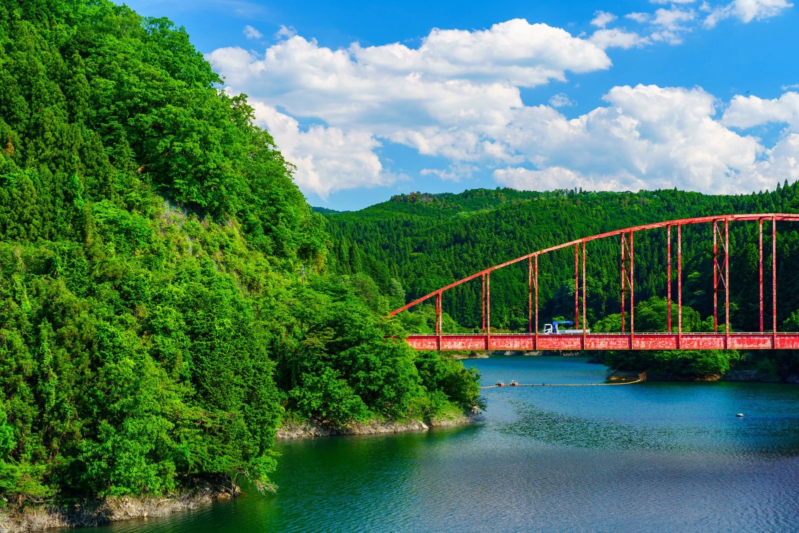 無料壁紙 弁天橋を渡るトラック。PCとデスクトップ壁紙に最適な4K高画質の無料壁紙。三重県名張市の青蓮寺湖で撮影したフリー写真素材