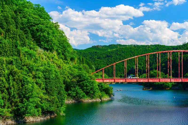 無料壁紙 弁天橋を渡るトラック。PCとデスクトップ壁紙に最適な4K高画質の無料壁紙。三重県名張市の青蓮寺湖で撮影したフリー写真素材
