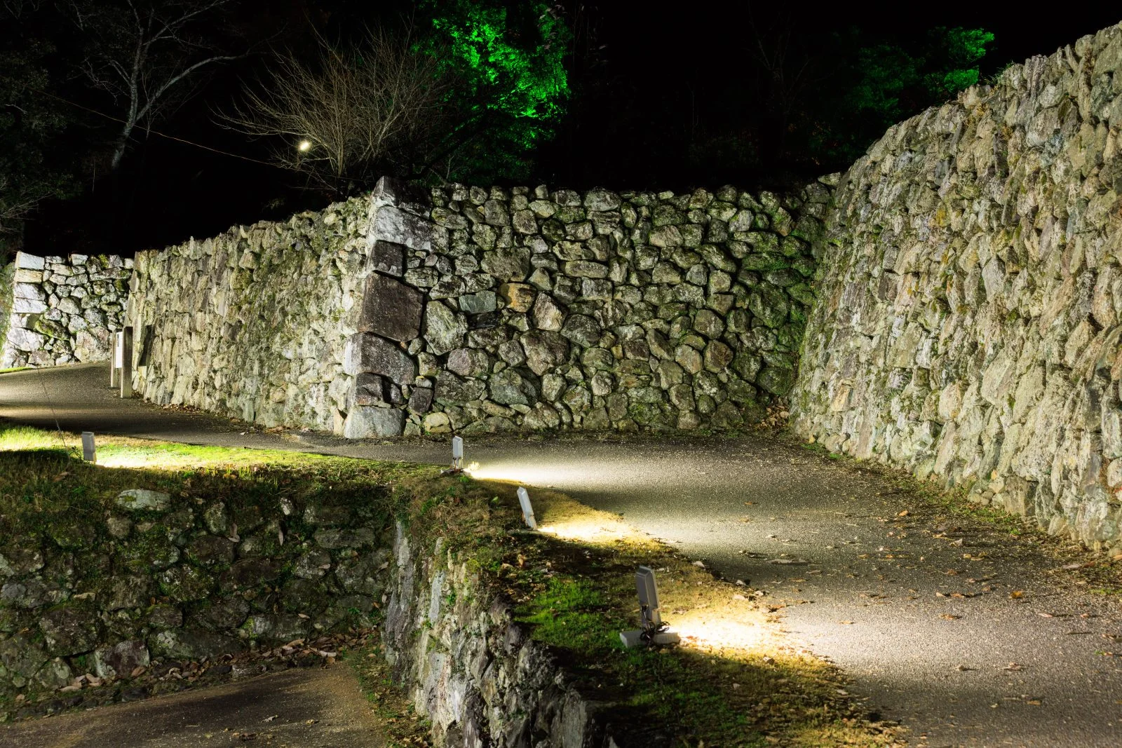 無料壁紙 石垣に整備された通路。PCとデスクトップ壁紙に最適な4K高画質の無料壁紙。三重県玉城町の田丸城跡で撮影したフリー写真素材