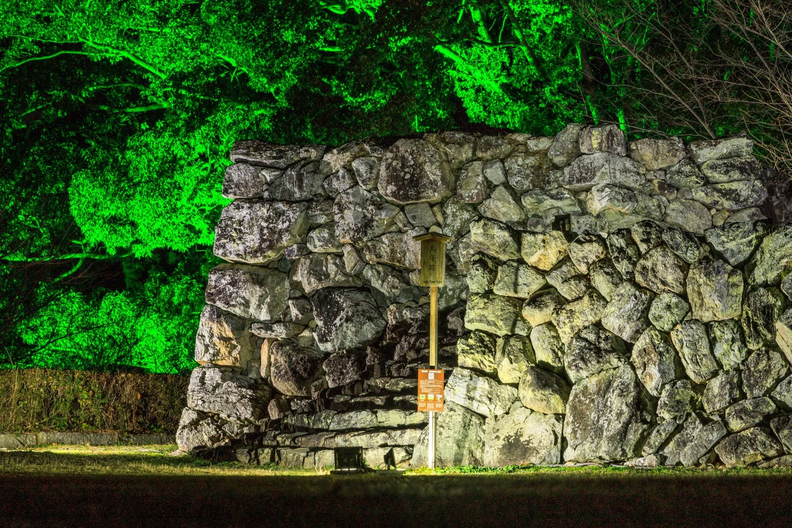 無料壁紙 天守跡のライトアップ。PCとデスクトップ壁紙に最適な4K高画質の無料壁紙。三重県玉城町の田丸城跡で撮影したフリー写真素材