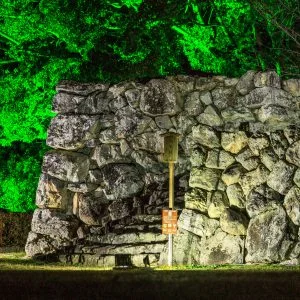 無料壁紙 天守跡のライトアップ。PCとデスクトップ壁紙に最適な4K高画質の無料壁紙。三重県玉城町の田丸城跡で撮影したフリー写真素材