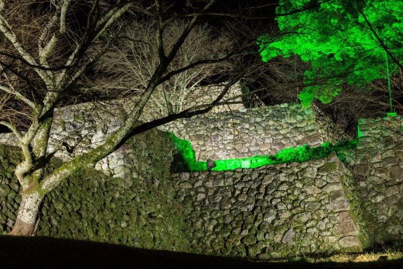 無料壁紙 ライトアップされた石垣を下から見上げる。PCとデスクトップ壁紙に最適な4K高画質の無料壁紙。三重県玉城町の田丸城跡で撮影したフリー写真素材