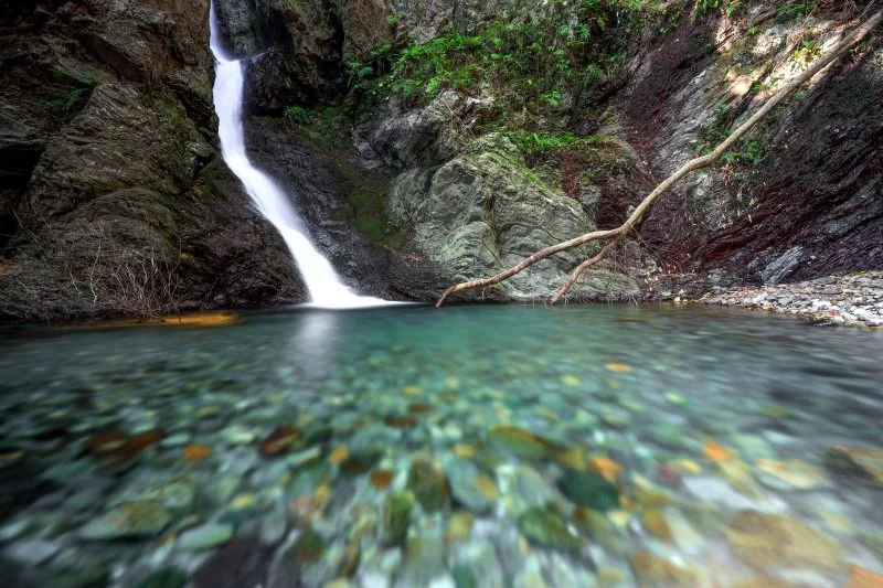 無料壁紙 青く澄んだ滝壺。PCとデスクトップ壁紙に最適な4K高画質の無料壁紙。三重県南伊勢町の東宮不動の滝で撮影したフリー写真素材