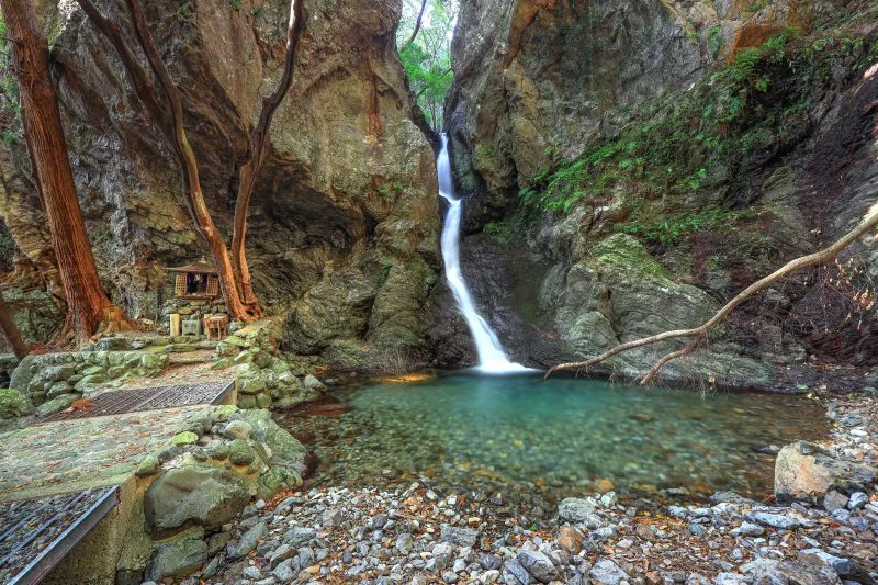 無料壁紙 不動と滝。PCとデスクトップ壁紙に最適な4K高画質の無料壁紙。三重県南伊勢町の東宮不動の滝で撮影したフリー写真素材